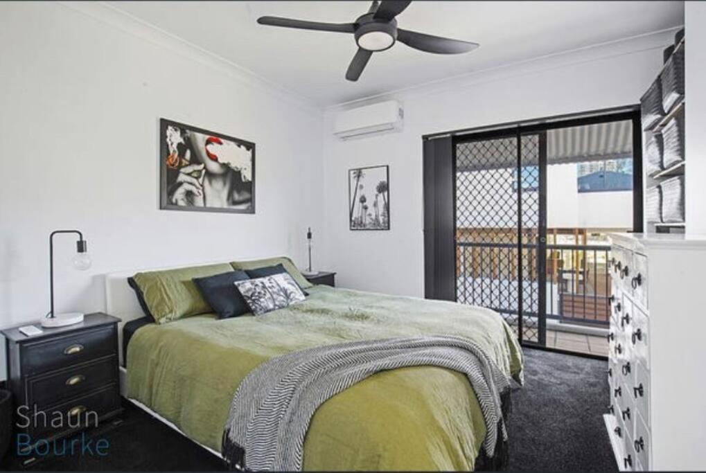 Modern Beachside With Pool Apartment Gold Coast