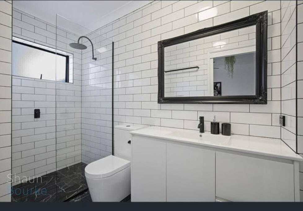 Modern Beachside With Pool Apartment Gold Coast