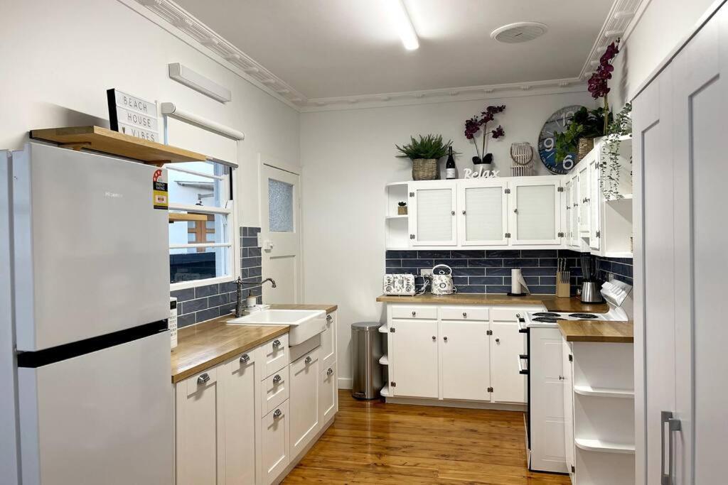 Holiday home House 100ms To Freshly Renovated New Appliances *