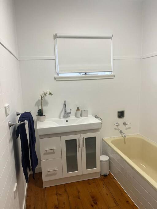 House 100ms To Freshly Renovated New Appliances *