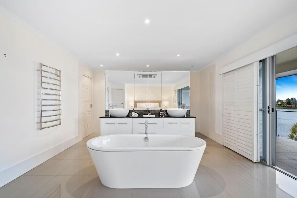 Sorrento Waterfront Retreat,pool * Gold Coast