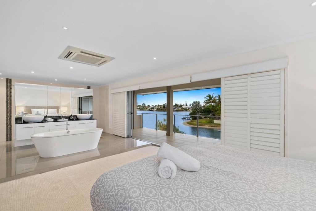 Sorrento Waterfront Retreat,pool Holiday home
