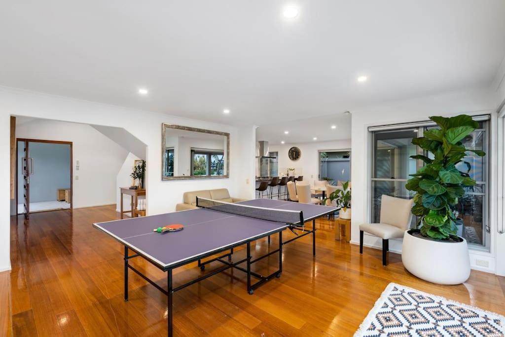 Sorrento Waterfront Retreat,pool Holiday home Gold Coast