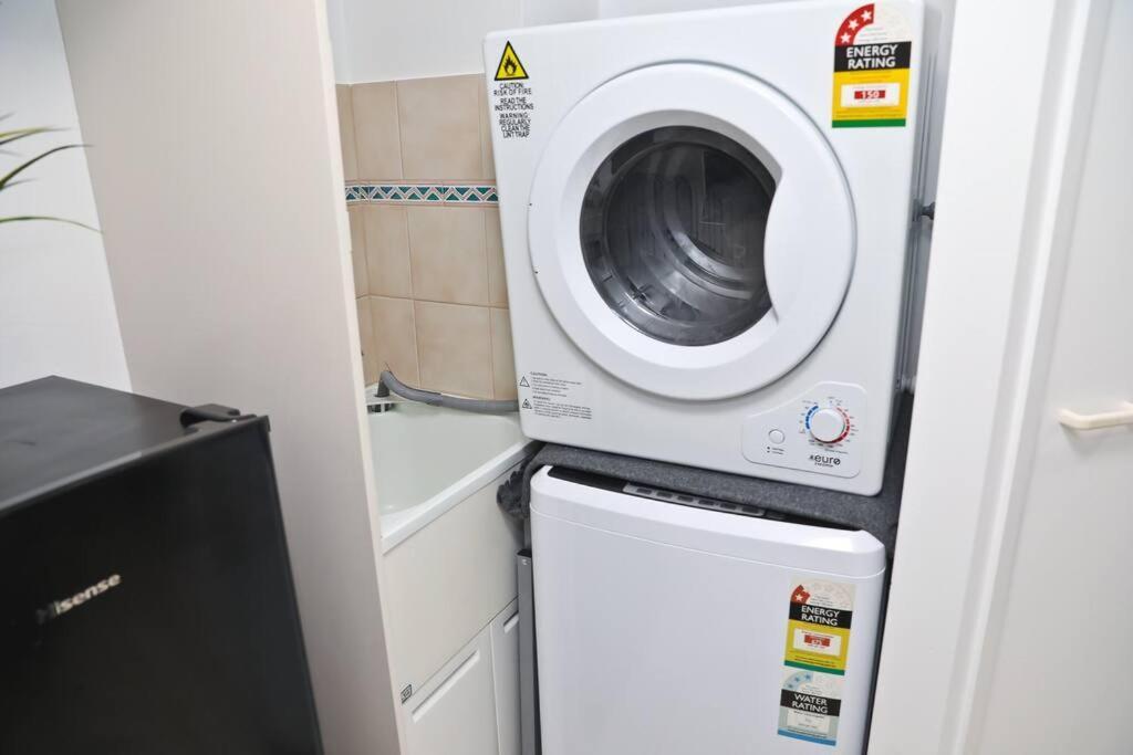 Pets Paradise - Location With Free Parking Apartment *