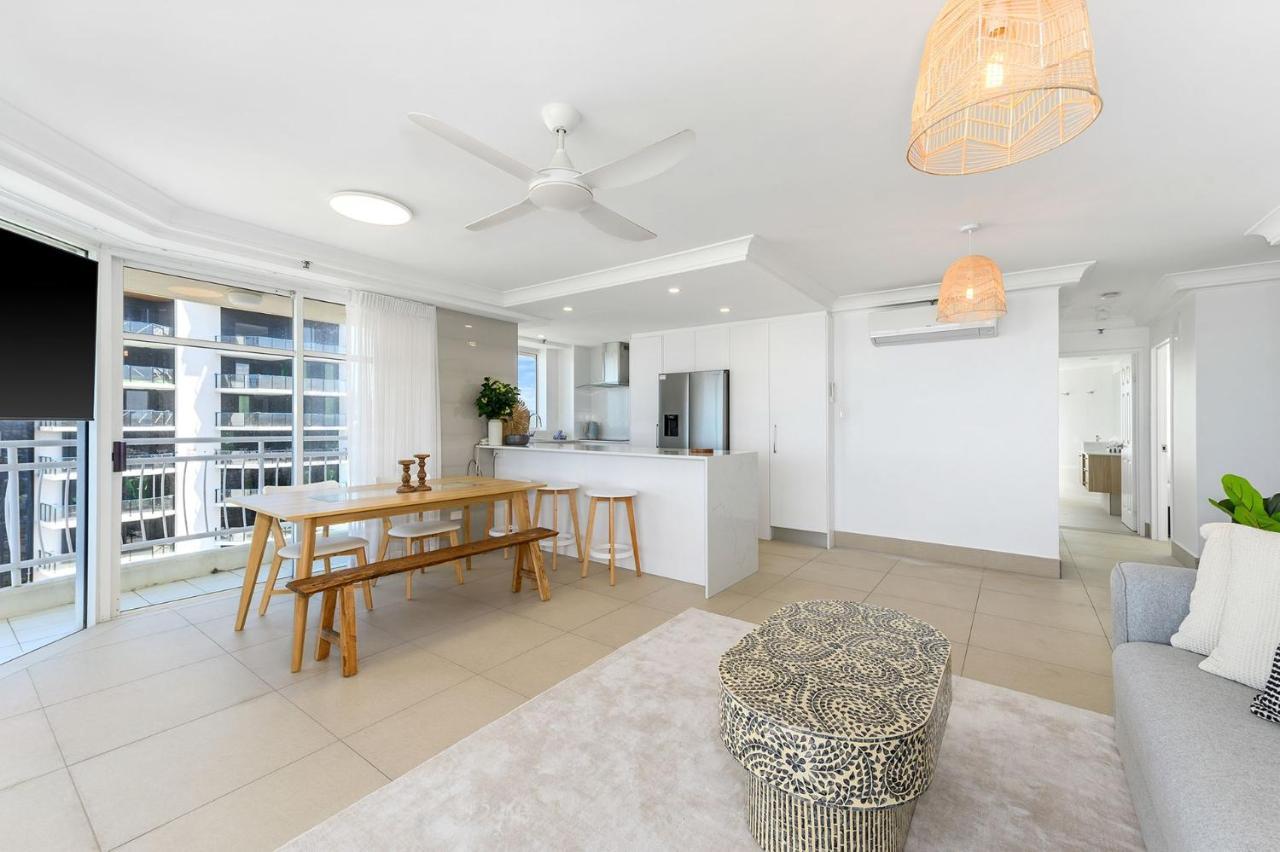 Stunning Views - 15t Floor Unit * Gold Coast