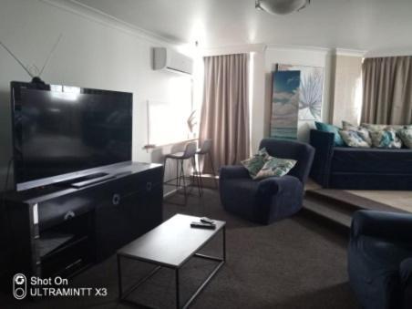 Beachfront Views Great Location Welcome To The Oceanau Apartment