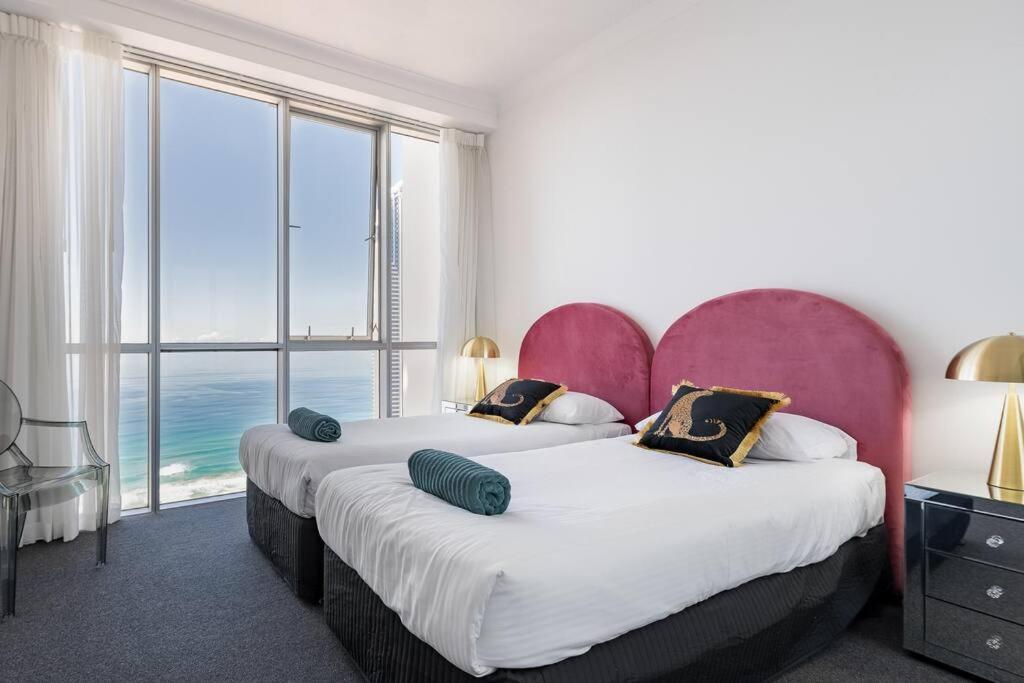 Breathtaking Views From Stunning 42nd Floor Skyhome & Living Apartment