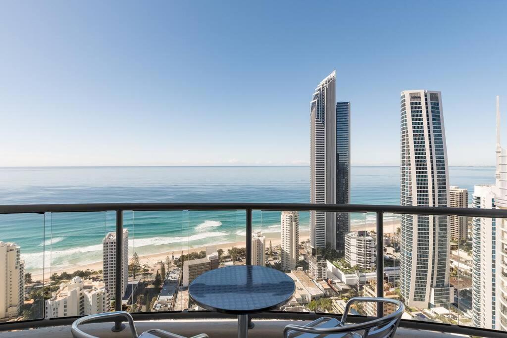 Breathtaking Views From Stunning 42nd Floor Skyhome & Living Apartment Gold Coast