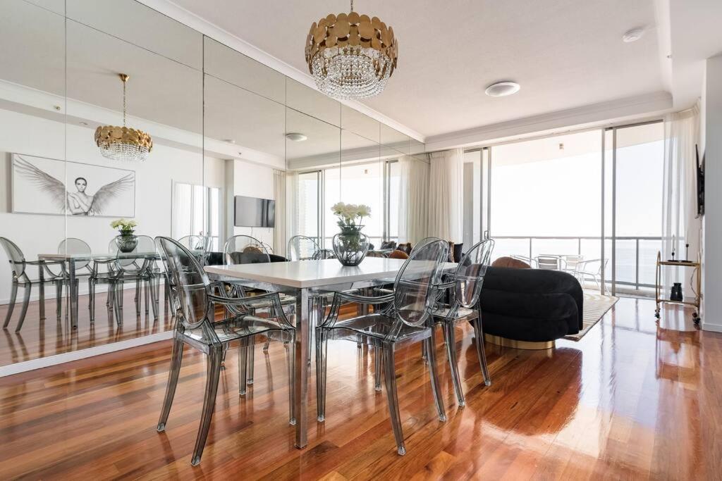 Breathtaking Views From Stunning 42nd Floor Skyhome & Living