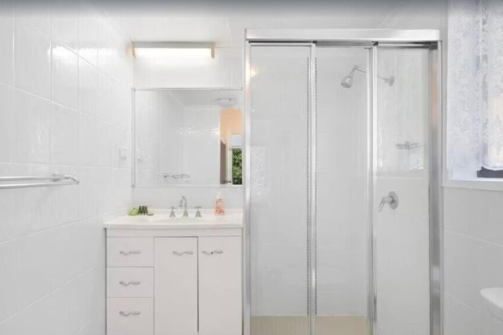 Salerno - Hosted By Burleigh Letting * Gold Coast