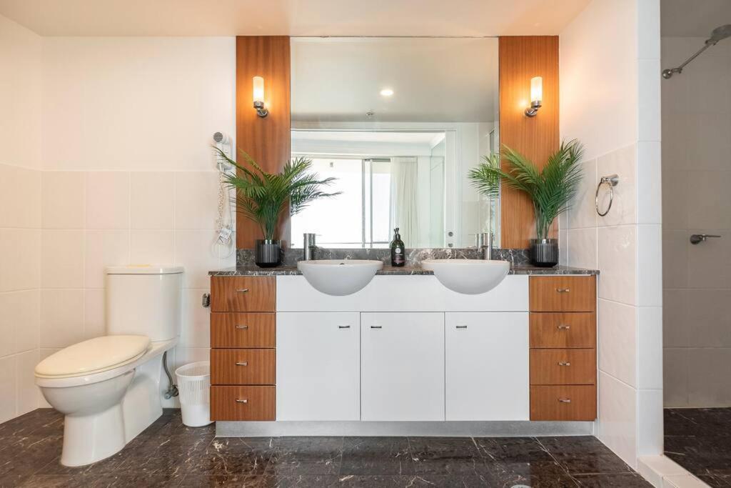 Breathtaking Views From Stunning 42nd Floor Skyhome & Living Apartment Gold Coast