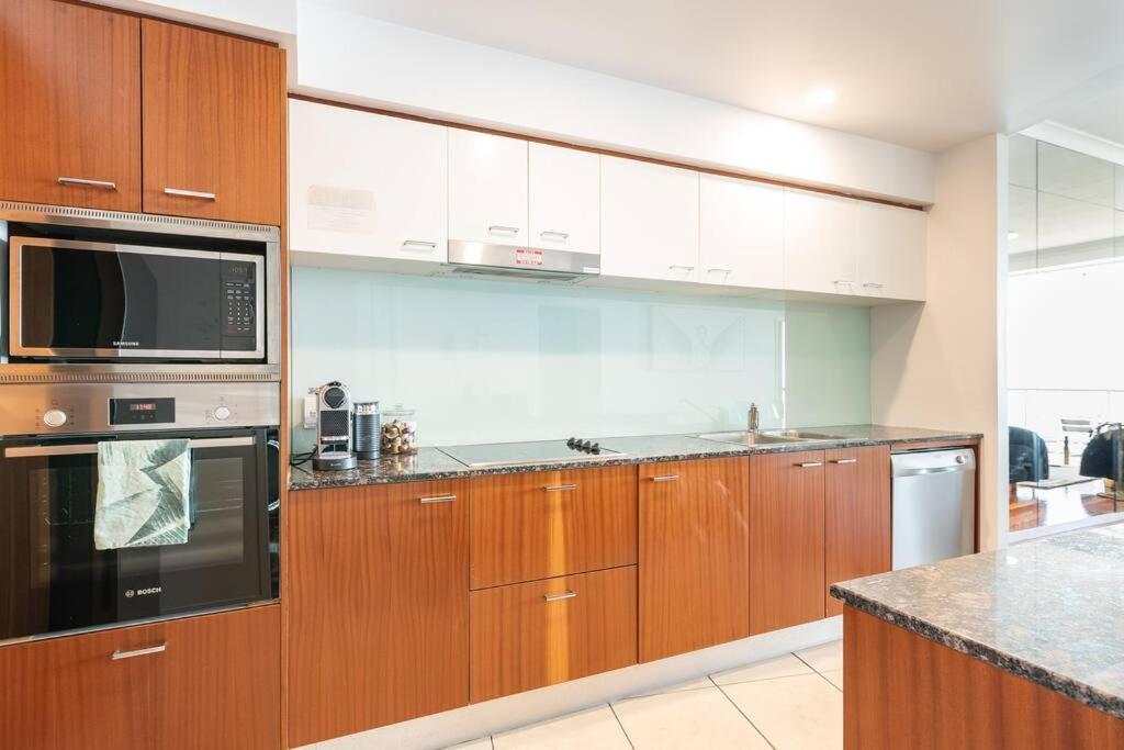 Breathtaking Views From Stunning 42nd Floor Skyhome & Living * Gold Coast