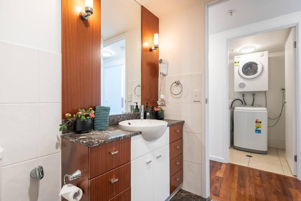 Breathtaking Views From Stunning 42nd Floor Skyhome & Living Apartment *