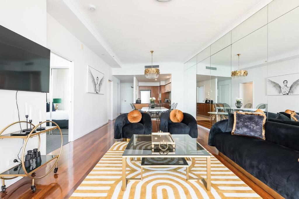 Breathtaking Views From Stunning 42nd Floor Skyhome & Living Apartment