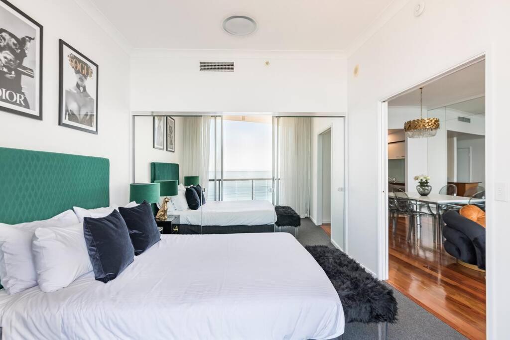 Breathtaking Views From Stunning 42nd Floor Skyhome & Living *