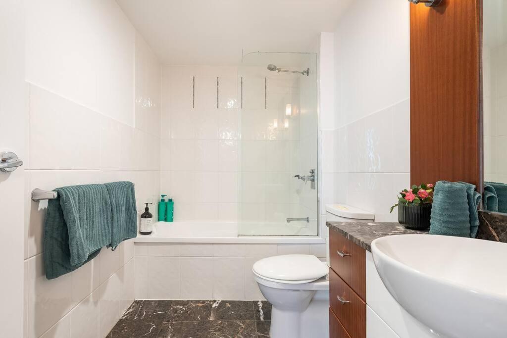 Apartment Breathtaking Views From Stunning 42nd Floor Skyhome & Living