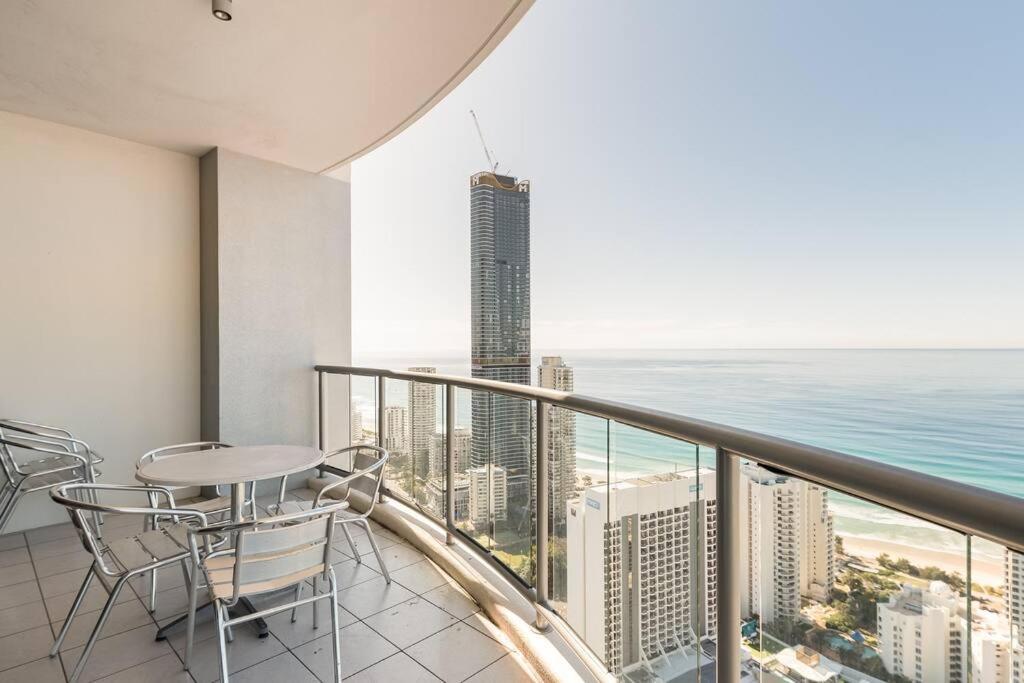 Breathtaking Views From Stunning 42nd Floor Skyhome & Living