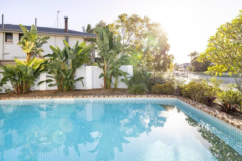 Chic Coastal Waterside Stunner! * Gold Coast