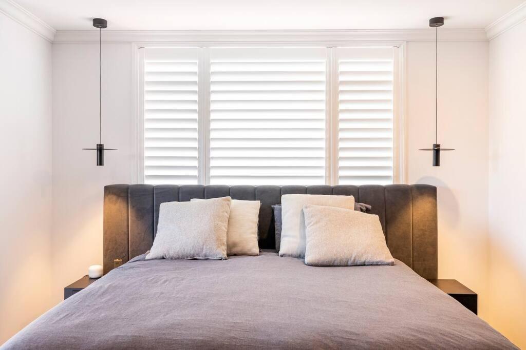 Chic Coastal Waterside Stunner! Gold Coast