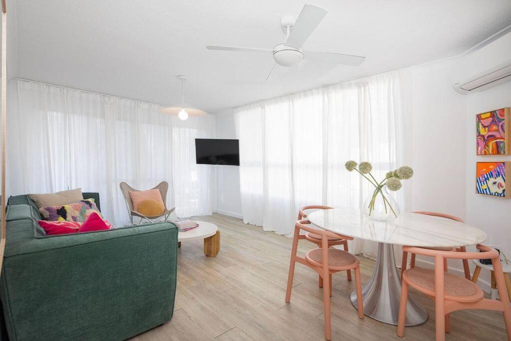 Blush On Broadbeach- Beachside And Pet Friendly, 3rd Floor Walk Up Gold Coast