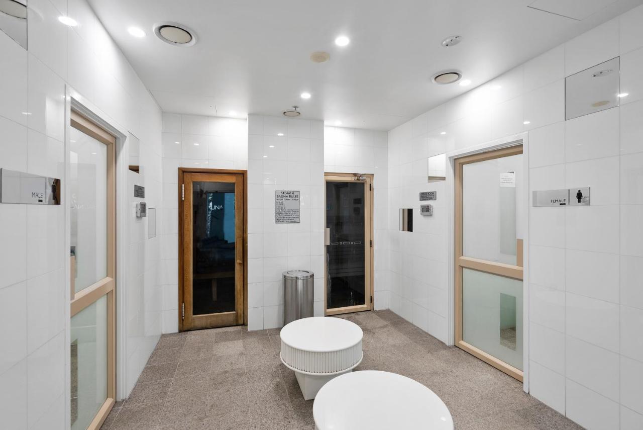Ocean Side Amazing Sauna Pool Gym Apartment