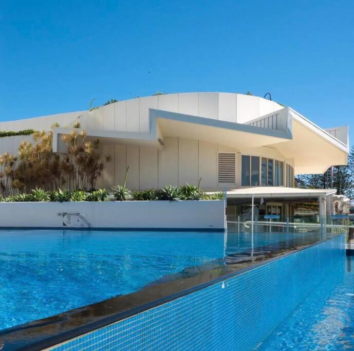 Beachfront Bliss, 3br Kirra Oasis- Pool And Sauna Apartamento *