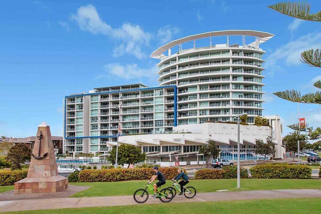 Beachfront Bliss, 3br Kirra Oasis- Pool And Sauna Apartamento