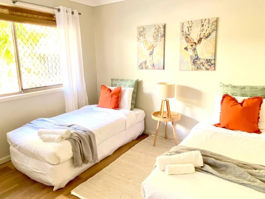 Oasis By The Pool, Thrilling Themeparks. Holiday home