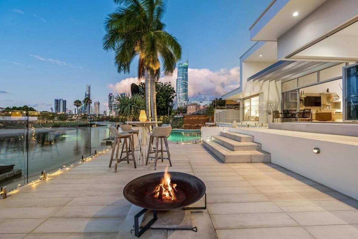 Capri Executive Waterfront - 5 Bedrooms - Heated Pool And * Gold Coast