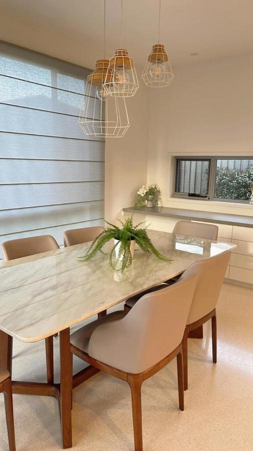 Grand Residences Near Helensvale Train Homestay