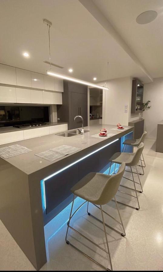 Grand Residences Near Helensvale Train Homestay *