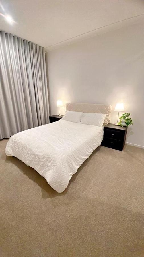 Homestay Grand Residences Near Helensvale Train