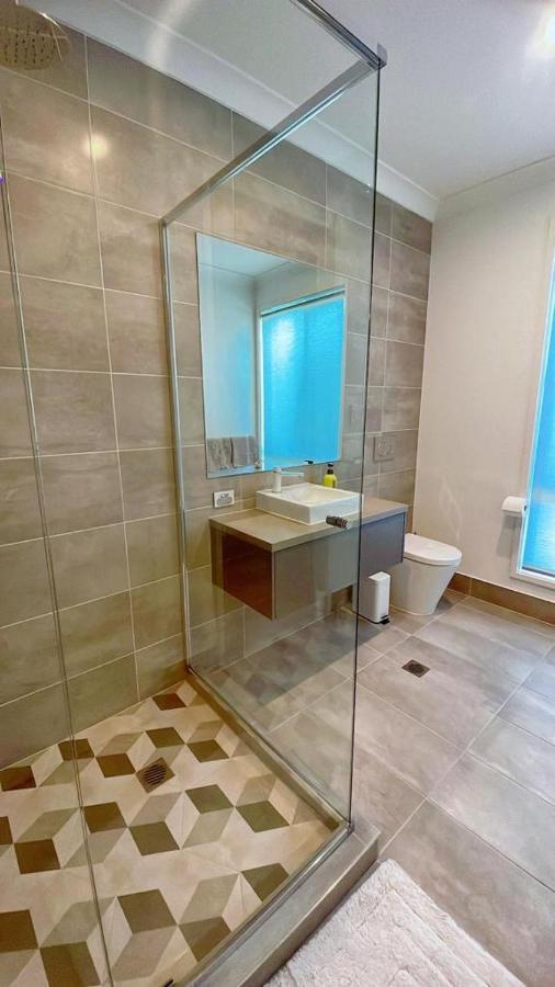 Homestay Grand Residences Near Helensvale Train