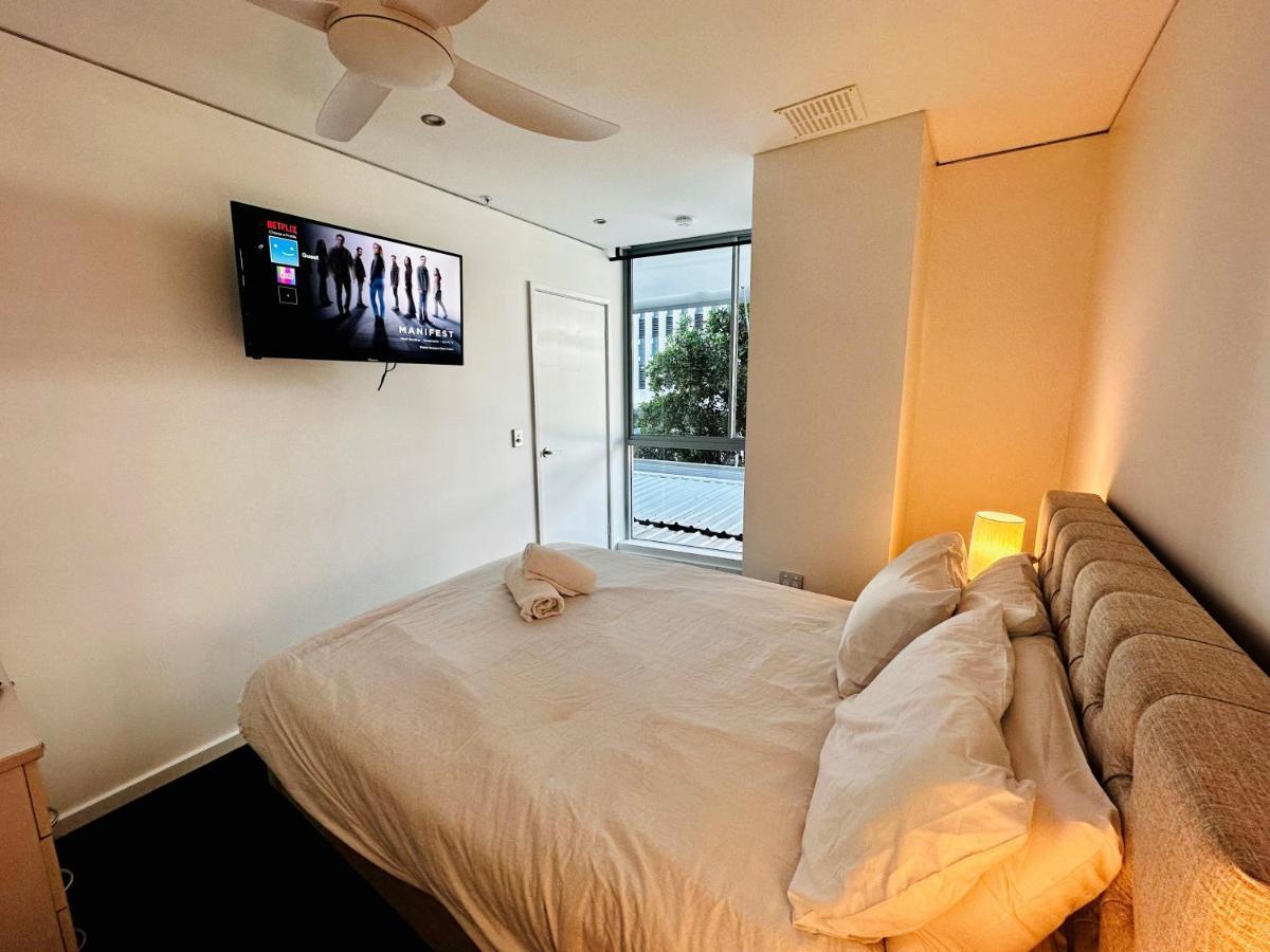 Modern 2 Bedroom Apt Near Tram & Ocean * Gold Coast