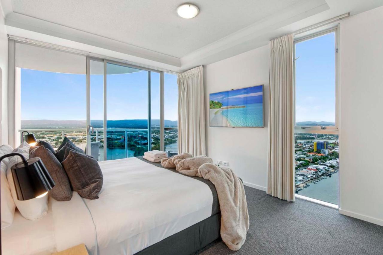 High Floor - Chevron Renaissance - Self Contained & Privately Managed - Wow *