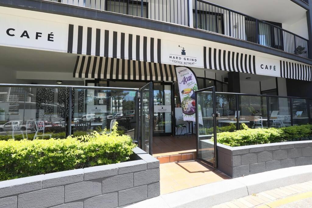 Relaxing One Bedroom In The Heart Of Broadbeach - Cafe Onsite - Free Parking-pool-tennis-sauna Apartamento