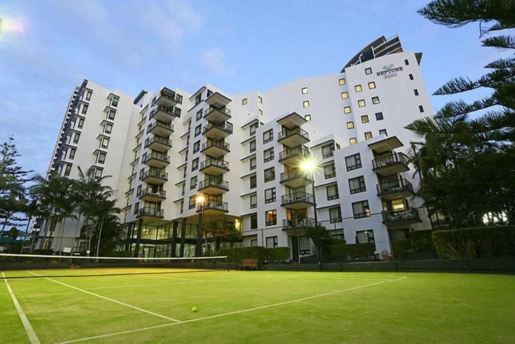 Relaxing One Bedroom In The Heart Of Broadbeach - Cafe Onsite - Free Parking-pool-tennis-sauna Apartamento
