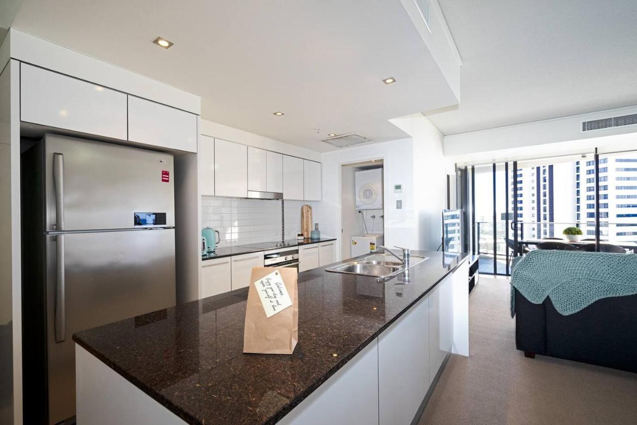 Luxe High-rise With Al Fresco Dining & Ocean Views