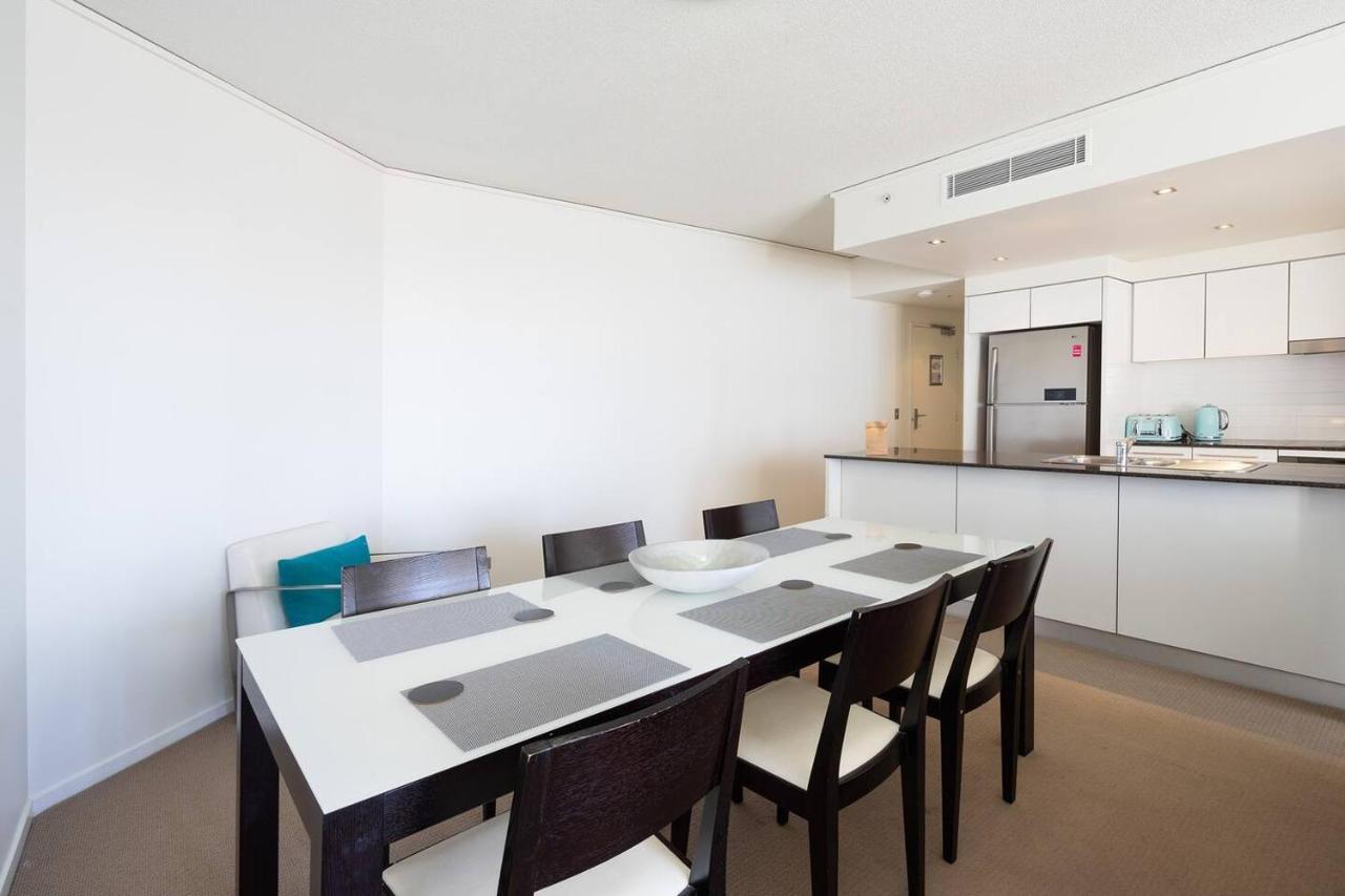Luxe High-rise With Al Fresco Dining & Ocean Views Apartment Gold Coast
