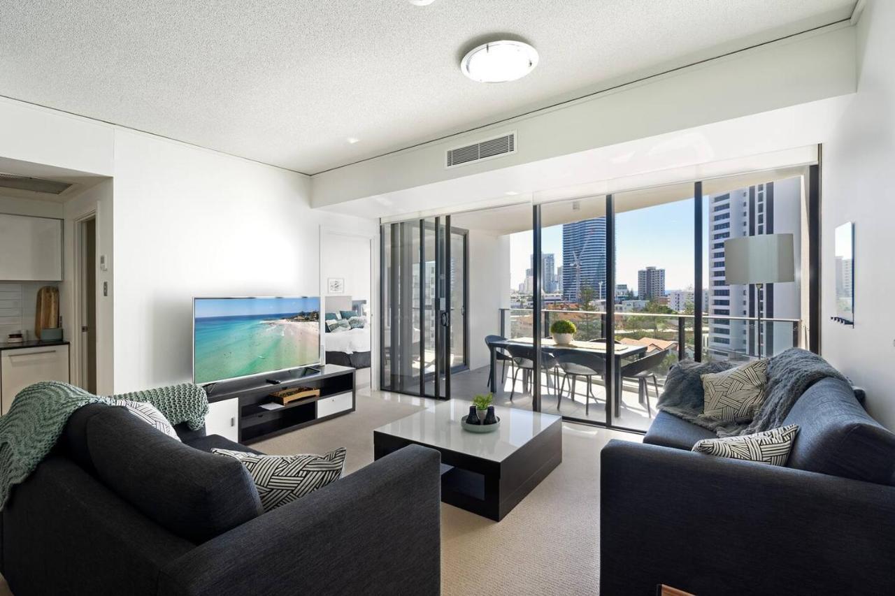 Luxe High-rise With Al Fresco Dining & Ocean Views Apartment