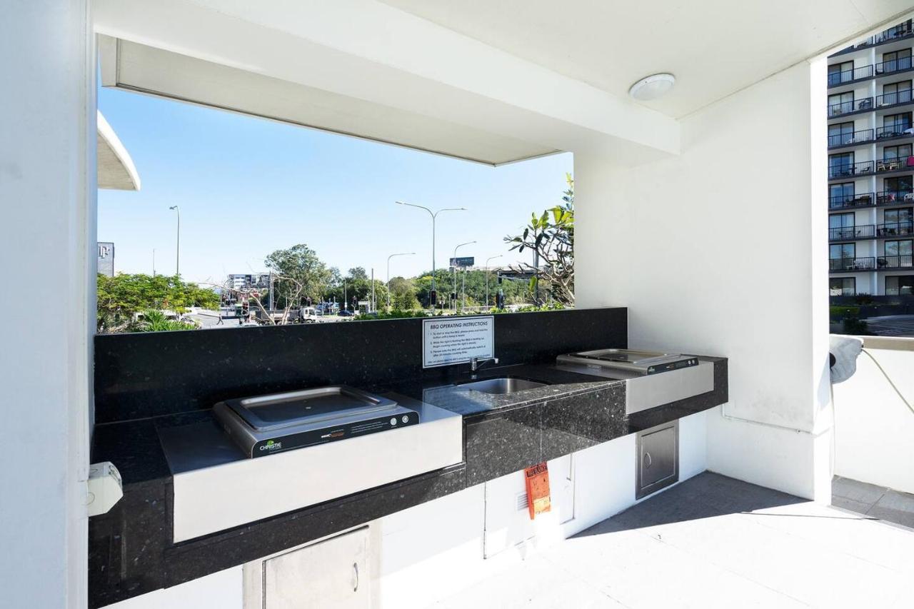 Luxe High-rise With Al Fresco Dining & Ocean Views *