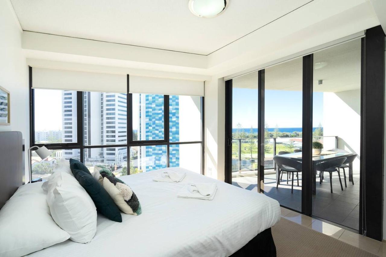 Luxe High-rise With Al Fresco Dining & Ocean Views Apartment
