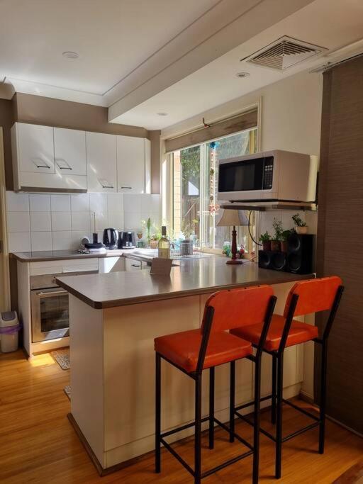 Cheerful 3-bedroom In The Heart Of Burleigh Heads Apartment *