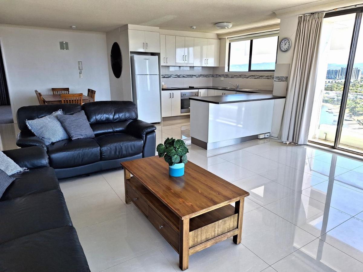Supa Sized 3 Bedroom 2 Bath * Gold Coast