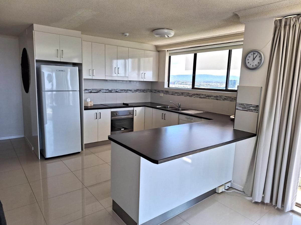 Supa Sized 3 Bedroom 2 Bath Apartment Gold Coast