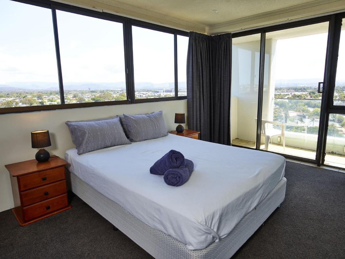 Supa Sized 3 Bedroom 2 Bath Apartment Gold Coast