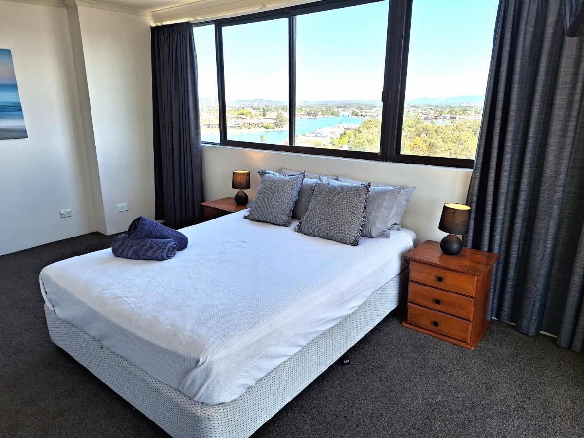 Supa Sized 3 Bedroom 2 Bath * Gold Coast
