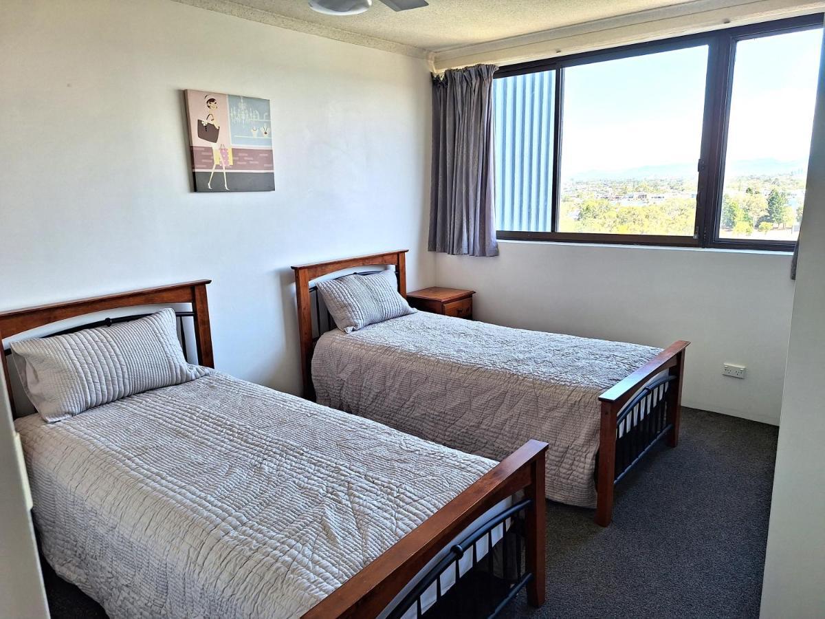 Supa Sized 3 Bedroom 2 Bath * Gold Coast