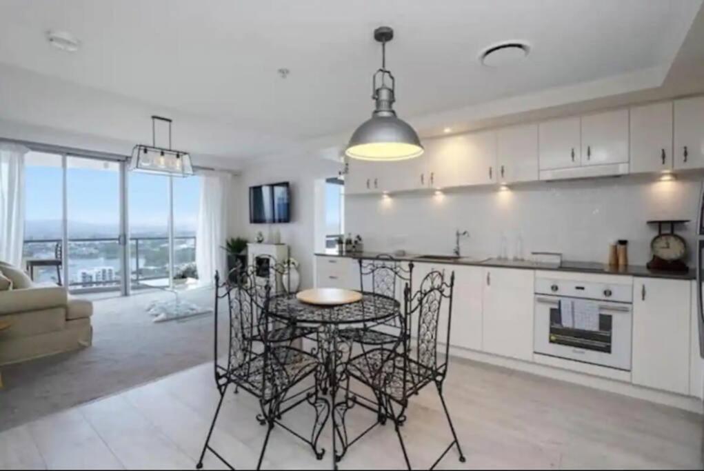 Picturesque Waterviews2br In Chevron Renaissance *