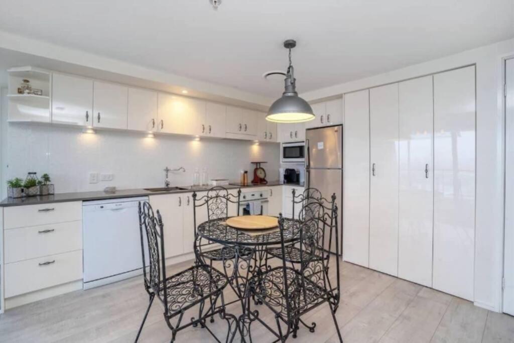 Picturesque Waterviews2br In Chevron Renaissance Apartment Gold Coast